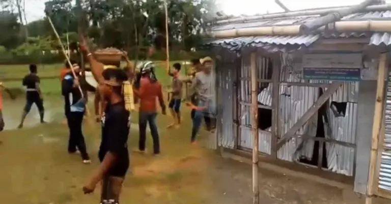 দু’পক্ষের সংঘর্ষ